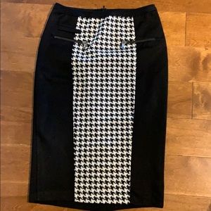 Pencil skirt with houndstooth front